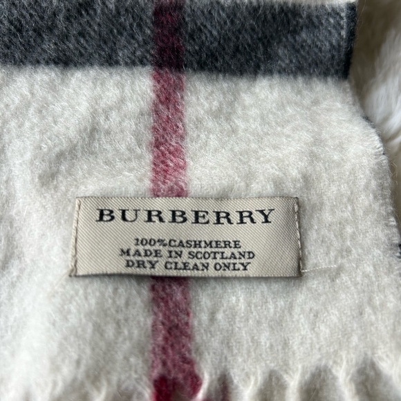 Burberry Classic Check 100%Cashmere Scarf Authentic in excellent condition! - Picture 3 of 10